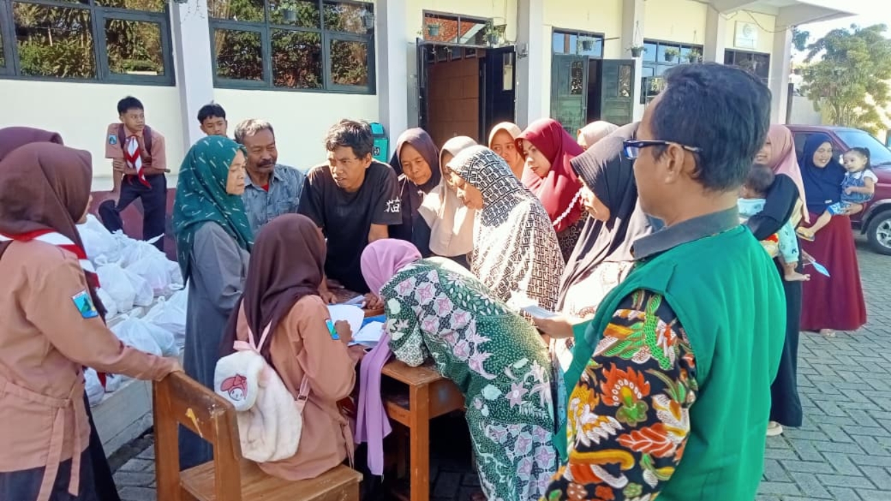 SMKN Tutur Gelar Bakti Sosial Pembagian Sembako di Puncak Pondok Ramadhan 1447 H
